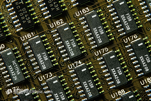 电路板与集成电路芯片 现代电子设备的核心引擎